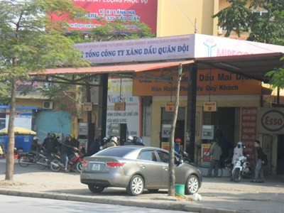 Cây xăng tại phường Mai Dịch bị khách hàng nghi ngờ bán xăng chứa tạp chất
